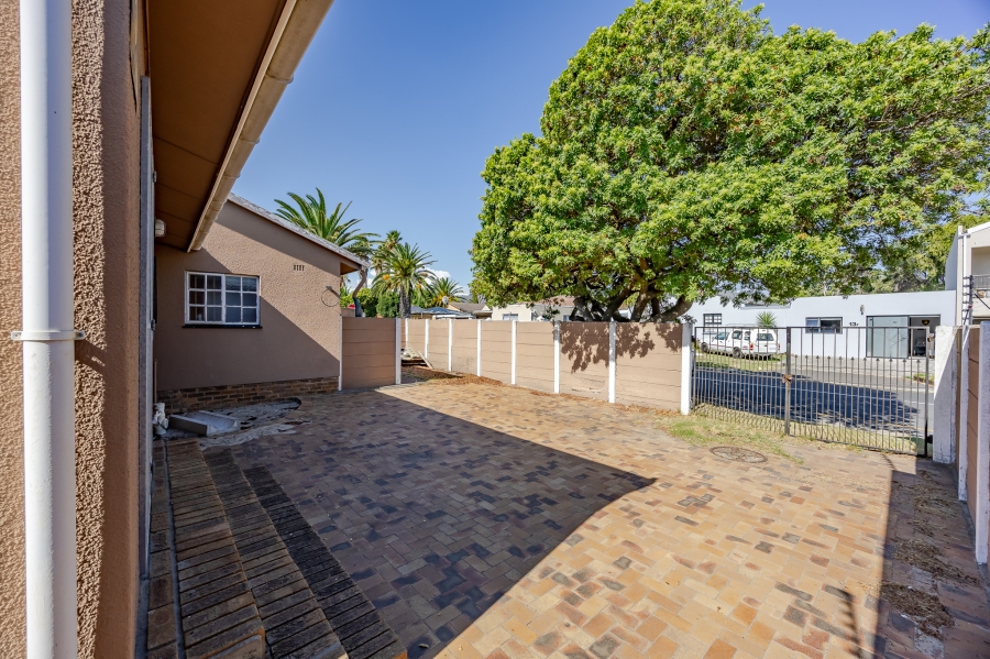 5 Bedroom Property for Sale in Bothasig Western Cape